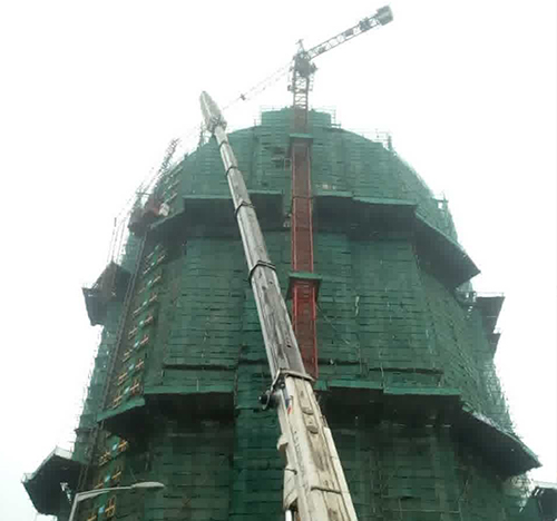 盂县吊车在工地上作业